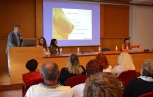 Ajuntament de Sitges. Una taula rodona sobre la dona després dhaver superat el càncer reuneix els professionals de la salut a Sitges