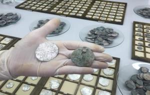 Una tercera part de les monedes de plata del segle XVII trobades a Sitges ja han estat restaurades. Museus de Sitges