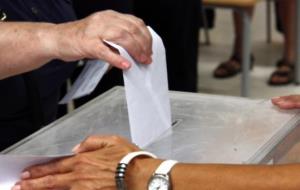 Una votant introdueix el seu vot al col·legi electoral a l'escola dels Encants . ACN