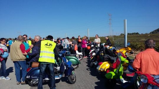 Una vuitantena de motos participen a la vuitena edició de la Trobada de Vespes de Vilafranca. Club Amics de la Vespa