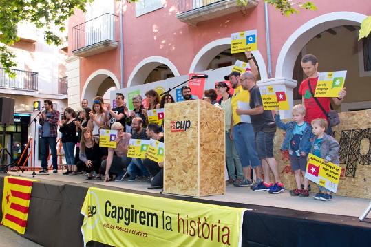 CUP. Unes dues-centes persones omplen la plaça de Sant Joan en l'acte central de campanya de la candidatura