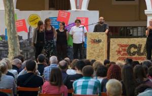 Unes dues-centes persones omplen la plaça de Sant Joan en l'acte central de campanya de la candidatura