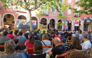 Unes dues-centes persones omplen la plaça de Sant Joan en l'acte central de campanya de la candidatura