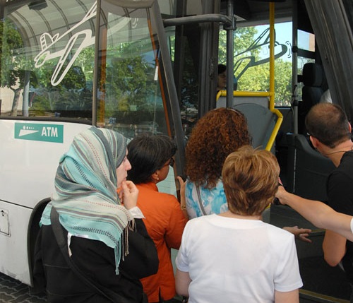 EIX. Usuaris pujant al bus