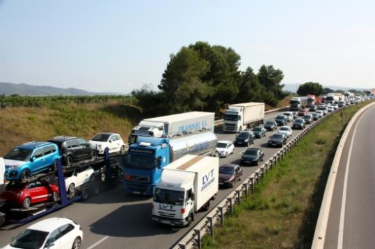 Vehicles aturats a l'AP-7 en sentit nord, a l'alçada de La Granada. ACN