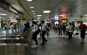 Vestíbul central a l'estació de Renfe Rodalies de plaça Catalunya. ACN