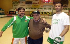 Eix. Vicente Weiler amb l'entrenador i el capità del CP Calafell