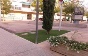 Ajuntament de Vilafranca. Vilafranca posa gespa artificial als parterres de la plaça Fèlix Metre Nutó