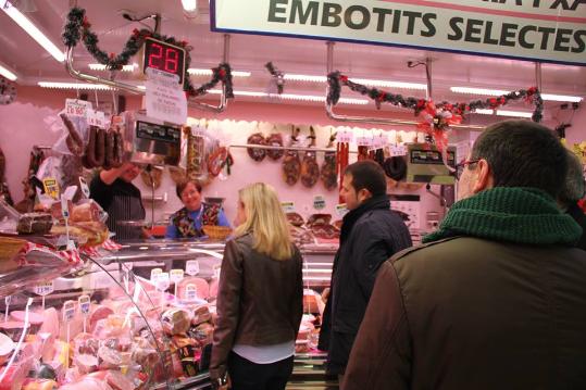 Visita de l'alcaldessa de Vilanova i la Geltrú i els responsables del govern municipal als mercats. Ajuntament de Vilanova