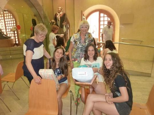 Voluntàries de l’Escola de Puntaires amb els alumnes del Col·legi Residència treballant amb el coixí . S. Sedó