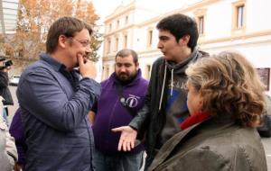 Xavier Domènech, d'En Comú Podem, a l'estació de tren de Vilanova i la Geltrú . ACN