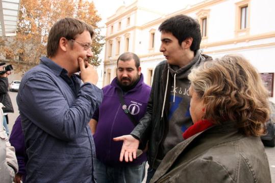 Xavier Domènech, d'En Comú Podem, a l'estació de tren de Vilanova i la Geltrú . ACN