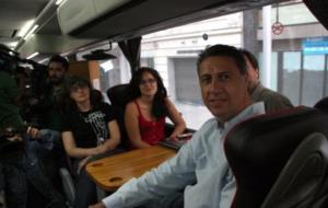 Xavier García Albiol, amb els periodistes que segueixen la seva campanya. ACN