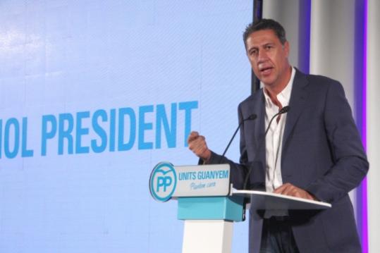 Xavier García Albiol, intervenint a l'acte d'inici de campanya del PPC, amb el rètol de 'president' darrere. ACN