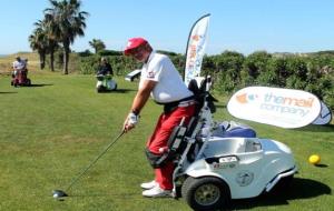 20 golfistes en cadira de rodes de deu països s'enfronten a Sitges al EDGA-Terramar Open. EIX