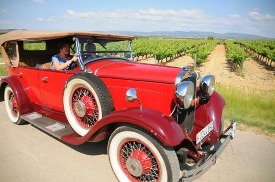 23 cotxes anteriors al 1940 participen a l’11è Ral·li de Cotxes d’Època País del Cava. Confraria del Cava