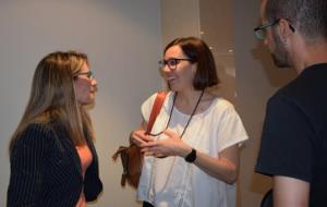 A la dreta, Eva Leal, de l’Institut d’Investigació Biomèdica de Bellvitge (IDIBELL) parlant amb Patricia Rubio, representant d’ Obra Social la Caixa. 
