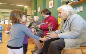 Activitats intergeneracionals entre la gent gran i els infants de les llars del Vendrell. Ajuntament del Vendrell