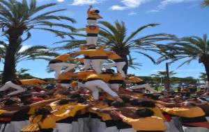 Actuació prèvia de Sant Jordi dels Bordegassos al passeig del Carme