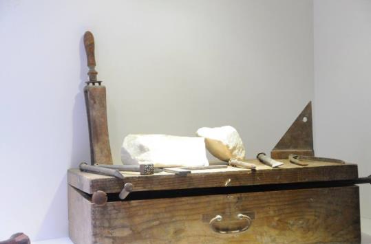 Visita guiada de l'escultor Dogny Abreu a la seva exposició 'Arrels'