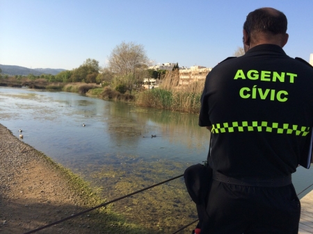 Agent cívic a la desembocadura del riu Foix, a Cubelles. Ajuntament de Cubelles