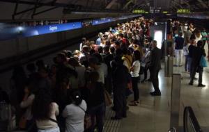 Aglomeracions a l'andana de la Sagrera per la vaga de metro. ACN