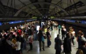 Aglomeracions a l'andana de la Sagrera per la vaga de metro