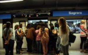 Aglomeracions a l'andana de la Sagrera per la vaga de metro