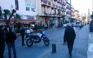 Alarma a Sitges per un home que s'ha enfilat al sostre del mercat i va armat