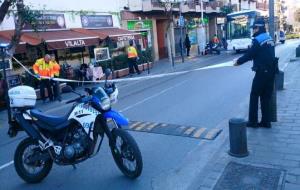 Alarma a Sitges per un home que s'ha enfilat al sostre del mercat i va armat