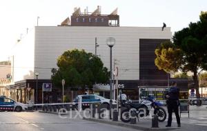 Alarma a Sitges per un home que s'ha enfilat al sostre del mercat i va armat