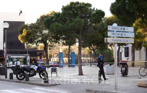 Alarma a Sitges per un home que s'ha enfilat al sostre del mercat i va armat