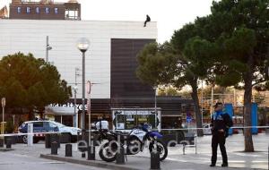 Alarma a Sitges per un home que s'ha enfilat al sostre del mercat i va armat