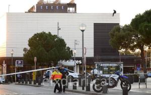 Alarma a Sitges per un home que s'ha enfilat al sostre del mercat i va armat