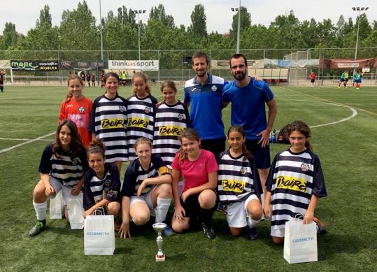 Aleví Infantil Femení, segon classificat del Torneig Vila de Sant Cugat. Eix