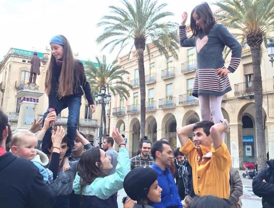 Alta participació al taller de castells dels Bordegassos a la plaça de la Vila. Bordegassos