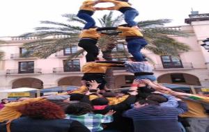 Alta participació al taller de castells dels Bordegassos a la plaça de la Vila