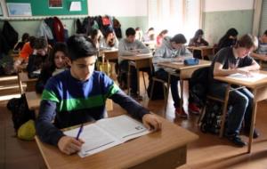Alumnes de 4t d'ESO del Col·legi Episcopal de Lleida duent a terme les proves de competències en una fotografia d'arxiu del 2014. ACN