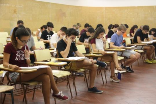 Alumnes fent el primer examen de selectivitat de la convocatòria de setembre . ACN