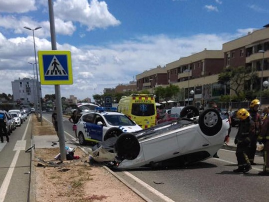 Aparatós accident de trànsit a la C-31, a Cunit, sense feris. Jaume Casañas