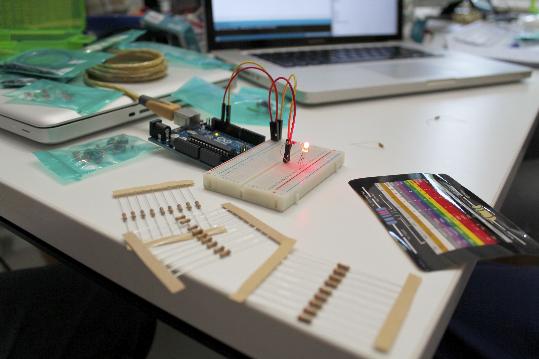 Arduino: Creativitat i Tecnologia . Eix