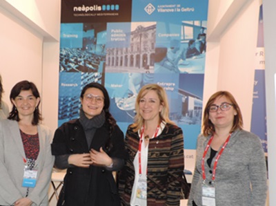 Ariadna Llorens, Taowen Xue, Neus Lloveras i Isabel Gimeno a l'estand de Neàpolis del MWC. Ajuntament de Vilanova