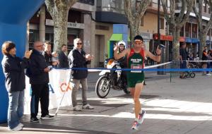 Arribada del guanyador de la 30a Mitja del Vendrell.