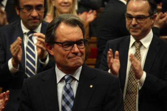 Artur Mas, rep un aplaudiment de la bancada de Junts pel Sí en el ple d'investidura. ACN/ Núria Julià