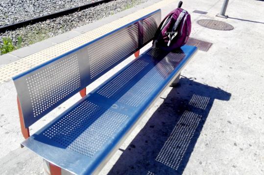 Banc de l'estació de tren del Vendrell. Eix