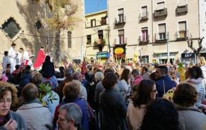 Benedicció del Ram a la plaça del darrera l’església del Vendrell. Eix