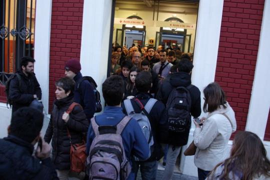 Bloqueig de viatgers a l'accés de l'estació de Rodalies de Badalona, el 9 de febrer de 2016. ACN