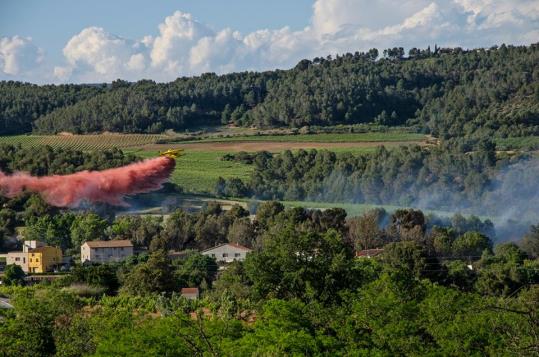 Bombers i agents forestals treballen en l'extinció d'un incendi a la riera de Torrelavit. Xavi Navas