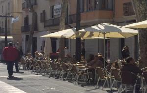 Bon temps. Terrasses a la rambla Principal de Vilanova. EIX