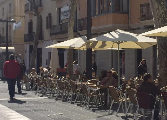 Bon temps. Terrasses a la rambla Principal de Vilanova. EIX
